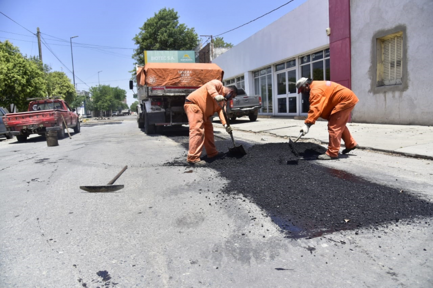 Villa María: El municipio realiza trabajos de bacheo asfáltico en avenida Alem, en inmediaciones del bulevar Vélez Sarsfield