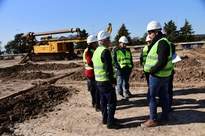 Villa María: Gill y Negretti observaron los trabajos de movimiento de suelos de la construcción del edificio de la escuela Proa