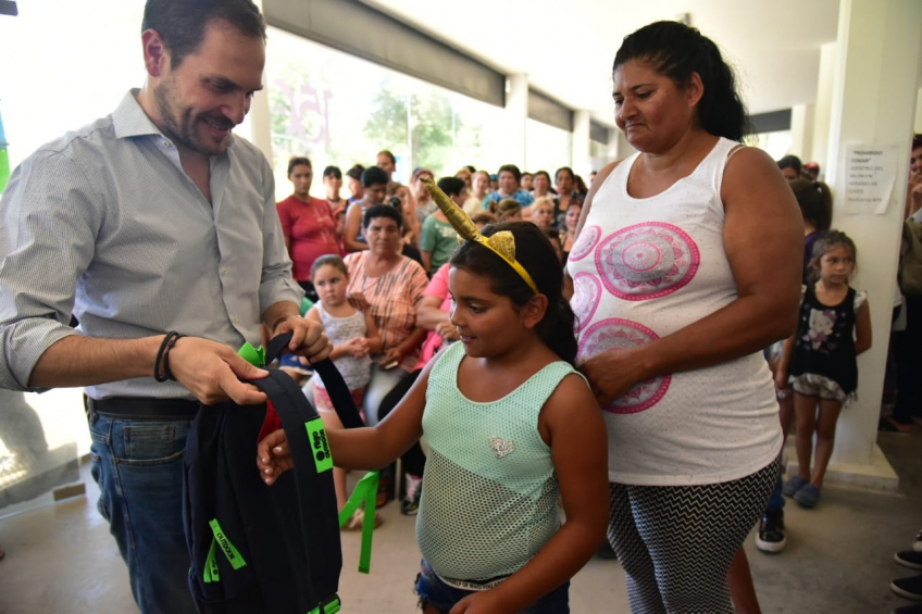 Villa María: El intendente realizó las dos últimas entregas de 4.500 módulos de útiles y mochilas para el inicio escolar