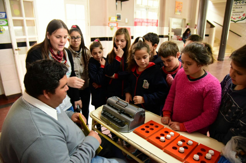 Villa María: El Centro Elissalde se traslada a escuelas primarias para concientizar y sensibilizar sobre el uso de los bastones blanco y verde