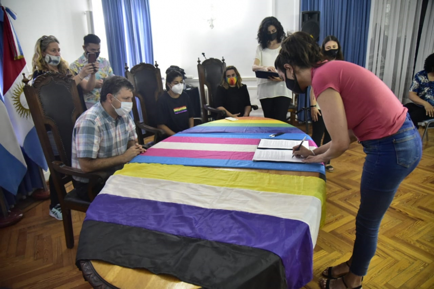 Villa María: Rosso encabezó la firma de contratos a personas trans y el izamiento permanente de la bandera de la Diversidad