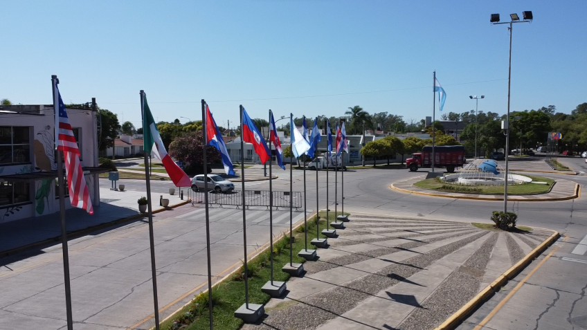 Villa María: El Municipio renovó las banderas en la Plaza de las Américas y detrás del Anfiteatro