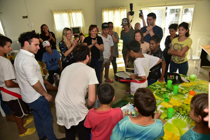 Villa María: Los chicos del Nuevas Oportunidades de barrio Las Playas recibieron un kit de instrumentos para formar una batucada