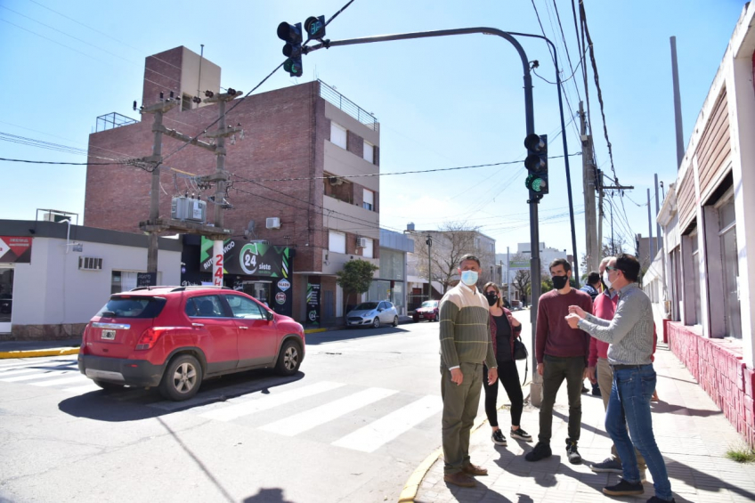 Villa María: Rosso recorrió un sector de calle Mendoza que ya cuenta con un mejor ordenamiento del tránsito con la colocación de semáforo