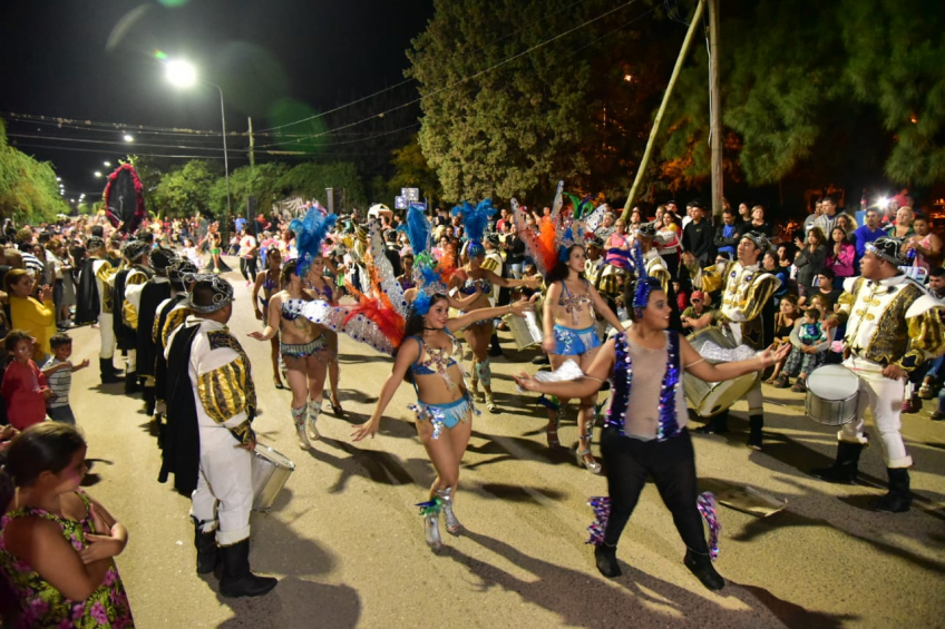 Villa María: A puro color y fiesta popular se vivió anoche el Carnaval, que en barrio Las Playas tendrá su segunda edición el año próximo