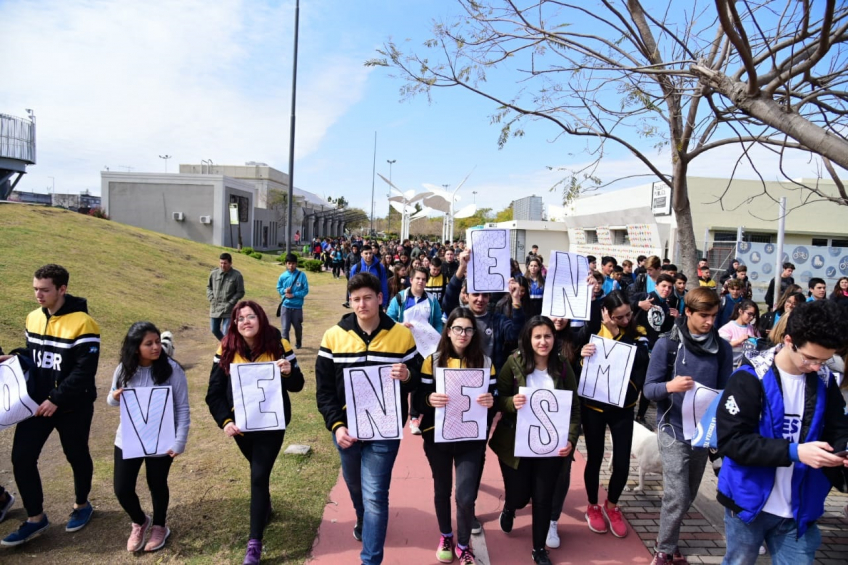 Villa María: Los estudiantes de Villa María conmemoran el Día Nacional de la Juventud con una jornada de reflexión y expresión cultural en el Parque de la Vida