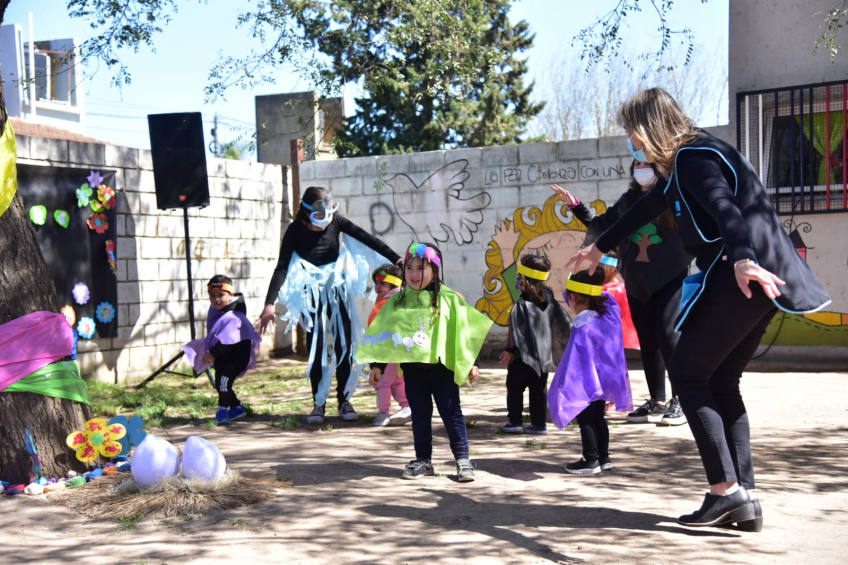 Villa María: Niños y niñas del jardín municipal de barrio Evita, celebraron el séptimo aniversario de la institución con juegos e intervenciones artísticas