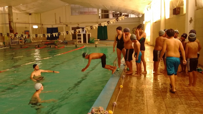 Villa María: Estudiantes de escuelas rurales comenzaron sus clases de natación en el marco de la jornada extendida