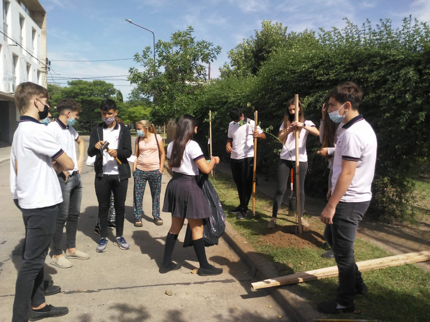 Villa María: Estudiantes del Funesil colaboraron en la plantación de alrededor de 80 árboles en barrio Trinitarios