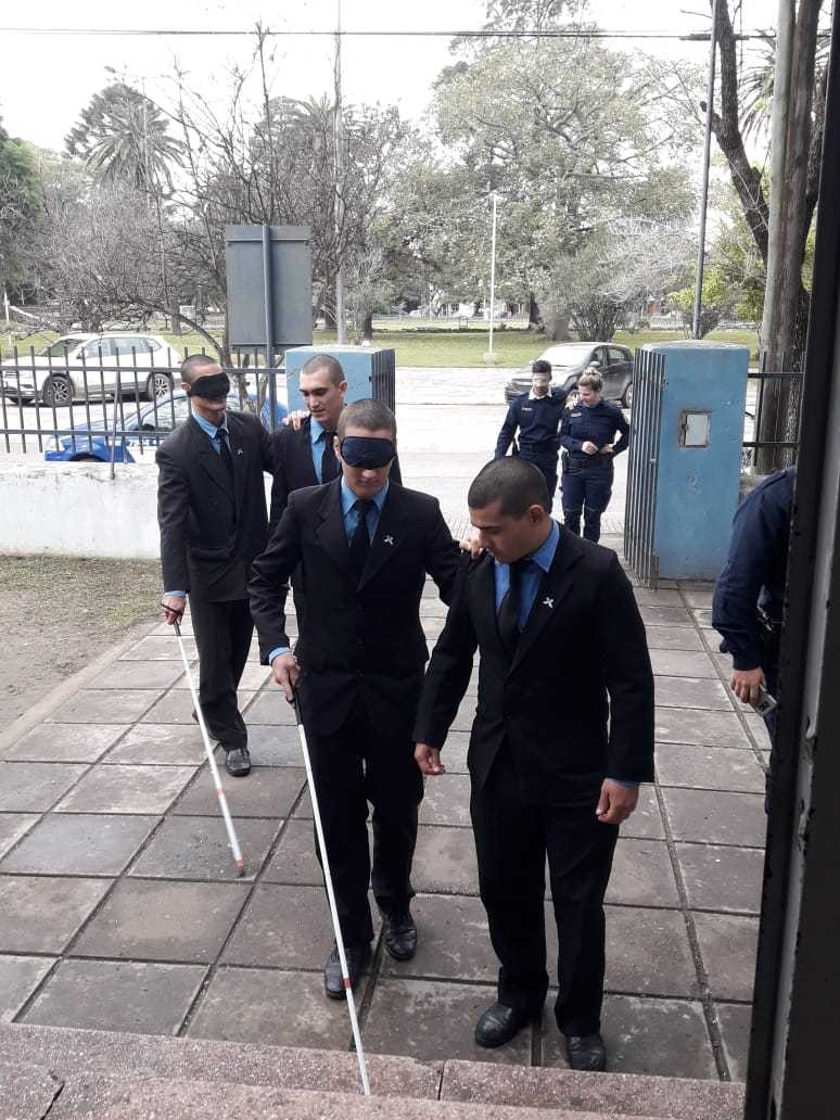 Villa María: Los chicos del Elissalde y la Policía Barrial compartieron información sobre el protocolo de atención a personas ciegas y con baja visión