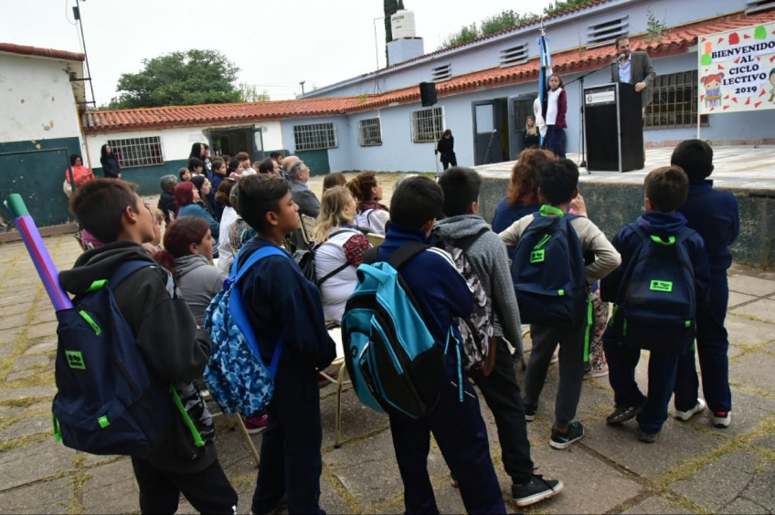 Villa María: Gill acompañó a alumnos, docentes y padres en el inicio del ciclo lectivo en la escuela Juana Manso