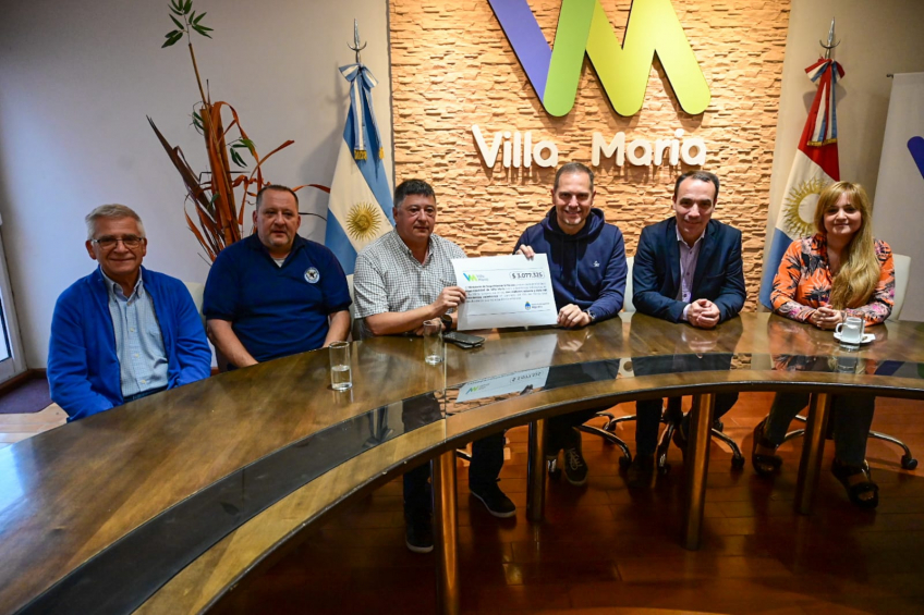Villa María: El cuerpo de Bomberos recibió una donación de más de tres millones de pesos a partir de la compactación de vehículos que gestionó el municipio