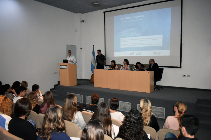 Villa María: Más de 70 personas participaron de una charla debate acerca de los cuidados de la voz, oratoria y lenguaje corporal