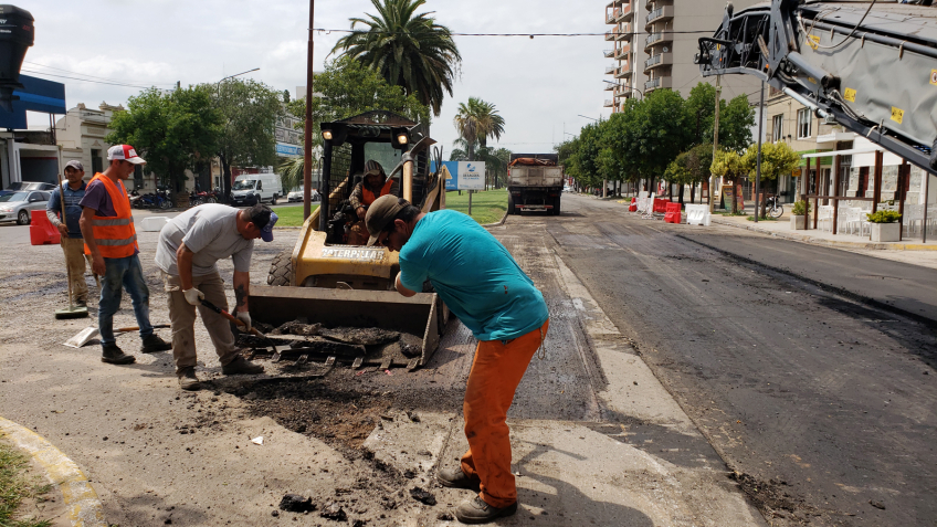 Villa María: Repavimentación de bulevar España – Alvear: Comienza la reparación y compactación de bases entre calle San Juan y bulevar Sarmiento
