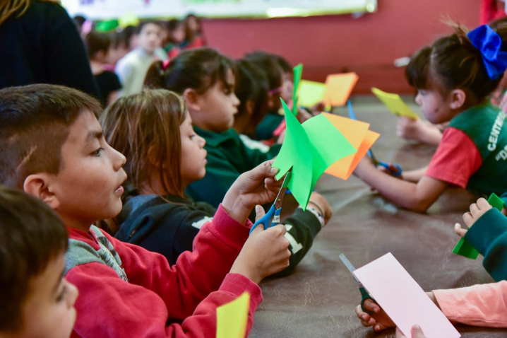 Villa María: Niños y niñas de la escuela primaria Arturo M. Bas participaron de los talleres de Juguetes Ópticos y Lectura Pop-up